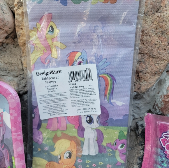 MY LITTLE PONY BUNDLE,MY LITTL PONY PLATES,FANTASTIC FLUTTERS PONY TOY & POMPOMS - Picture 15 of 16